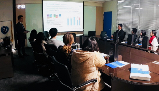지난 달 29일 태국 치과 전문의들이 경기 성남 판교 휴온스 본사를 방문해 기업 현황 및 생산 공정에 대한 설명을 듣고 있다.(휴온스 제공)